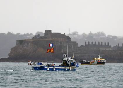 Pesqueros franceses protestan frente al puerto Sain Helier, en Jersey, por lo que consideran son restricciones arbitrarias a su derecho a pescar en aguas de la isla tras el Brexit