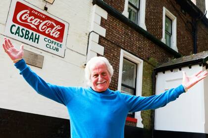 Pete Best posa en la fachada del que fuera uno de los clubes de Liverpool a comienzos de los 60: el Casbah, fundado por su madre en el sótano de su casa. La imagen es de agosto de 2024