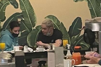 Pete Davidson y Kim Kardashian, vistos juntos desayunando en California