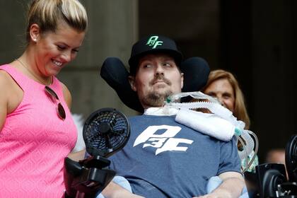 Pete Frates en 2017, junto a su esposa Julie