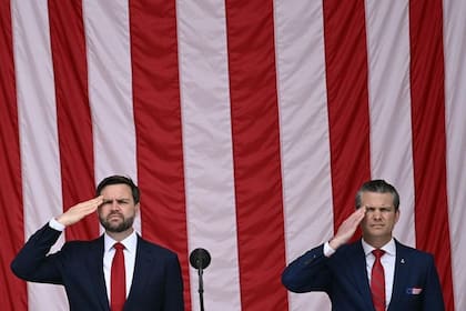 Pete Hegseth (der.) llamó a los líderes europeos "gorrones" en mensajes filtrados, mientras que JD Vance (izq.) dijo que Estados Unidos ya no sería el garante de la seguridad europea.