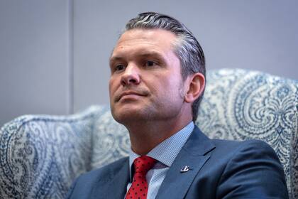 Pete Hegseth, el nominado del presidente electo Donald Trump para ser secretario de Defensa, responde a los periodistas durante una reunión con el senador Mike Rounds, republicano por Dakota del Sur, miembro del Comité de Servicios Armados del Senado, en el Capitolio en Washington, el jueves 5 de diciembre de 2024.