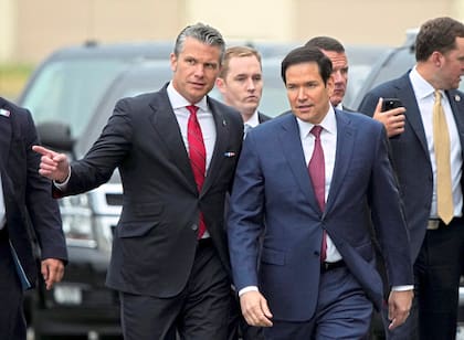 Pete Hegseth y Marco Rubio llegan a Joint Base Elmendorf-Richardson, el 15 de agosto de 2025, en Anchorage, Alaska