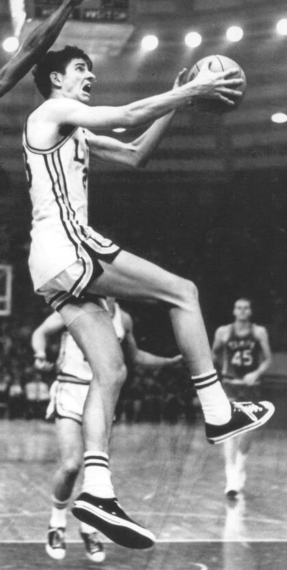 Pete Maravich jugó durante cuatro temporadas en Tigers, de la Universidad Estatal de Luisiana, en las que con su promedio de puntos y su magia se convirtió en el mejor jugador de la historia de la NCAA