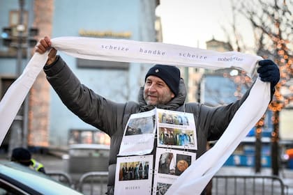 Hubo protestas contra el escritor Peter Handke esta tarde, en las afueras del palacio Konserthuset de Estocolmo 