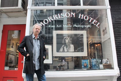 Peter Bachler, frente al local de su galería en el SoHo neoyorquino; abajo, la imagen que fue portada del famoso álbum de The Doors