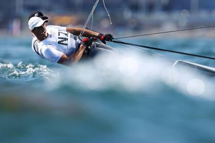 Peter Burling (gorra negra) y Blair Tuke del Team New Zealand practican en el Skiff masculino - clase 49er durante las vistas previas de navegación en el primer día de los Juegos Olímpicos de Tokio 2020 en Enoshima Yacht Harbor el 24 de julio de 2021 Fujisawa, Kanagawa, Japón.