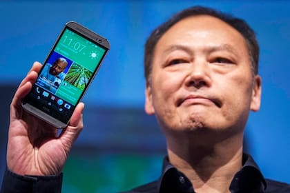 Peter Chou, CEO de HTC, muestra el One M8 durante la presentación de hoy