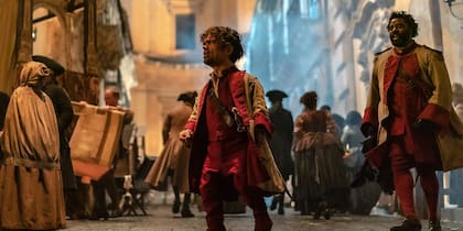 Peter Dinklage (aquí, en una escena de Cyrano) abrió una gran polémica sobre la nueva versión de Blancanieves