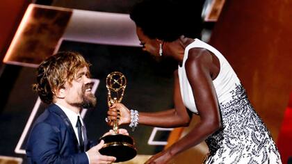 Peter Dinklage recibe el premio de manos de la también ganadora Viola Davis