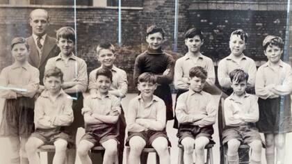 Peter Done (extremo derecho) en la escuela. Sólo conoció a una persona que fue a universidad