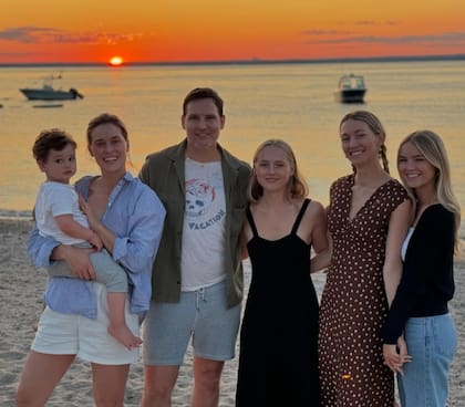 Peter Facinelli junto a sus tres hijas mayores, su pareja, Lily Anne Harrison y su hijo menor, Jack