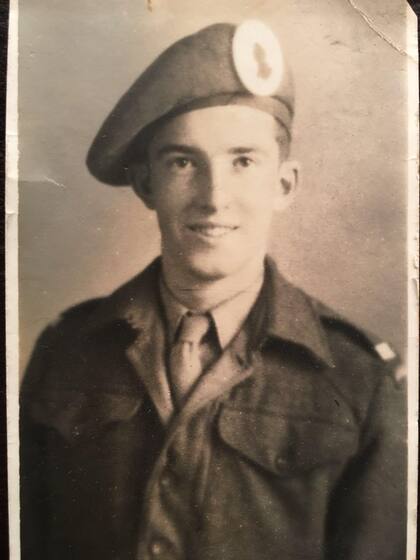 Peter Harrison fue como voluntario inglés durante la Segunda Guerra Mundial y lo enviaron a entrenar tropas en la India