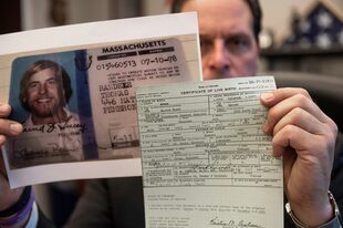 Peter J. Elliott, con el certificado de nacimiento y una copia de la licencia de conducir de Ted Conrad, el 16 de diciembre de 2021, en el Palacio de Justicia, en Cleveland