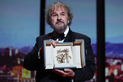 Peter Jackson con la Palma de Oro honorífica que recibió este martes en Cannes