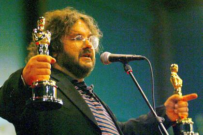 Peter Jackson, con sus dos Oscar en mano