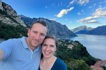 Peter Knapo, junto a su esposa