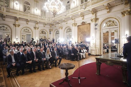 Peter Lamelas, a la derecha, en la jura de Monteoliva