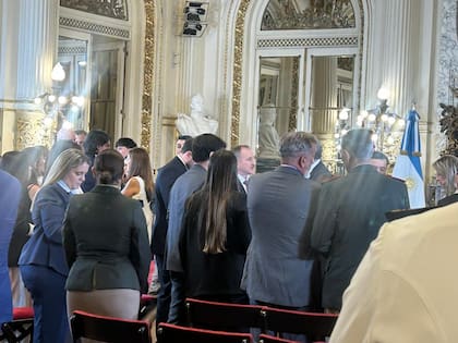 Peter Lamelas (en el centro) en la jura de Presti