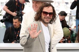 Peter Lanzani dijo presente en el Festival de Cannes para presentar su película Testa O Croce? y se robó toda la atención con sus looks