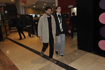 Peter Lanzani dijo presente en la premiere, acompañado de su novia