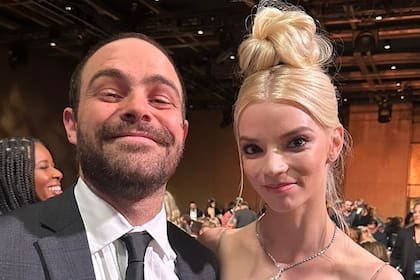 Peter Lanzani junto a Anya Taylor-Joy, en los Critics Choice Awards 2023