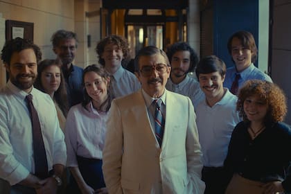 Peter Lanzani, Ricardo Darín, y un grupo de jóvenes actores interpretan a los fiscales Luis María Ocampo, Julio Césa Strassera y su equipo de colaboradores en Argentina, 1985