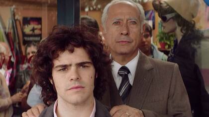 Peter Lanzani y Guillermo Francella en El clan