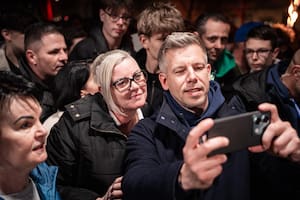 Quién es el “insider rebelde” que desalojó a Orban luego de 16 años en el poder