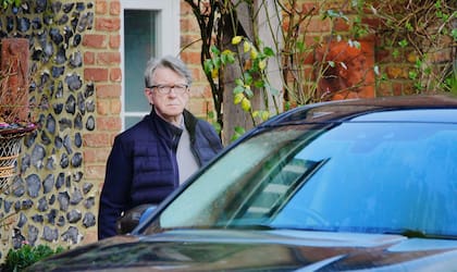 Peter Mandelson sale de su casa en Wiltshire, Inglaterra