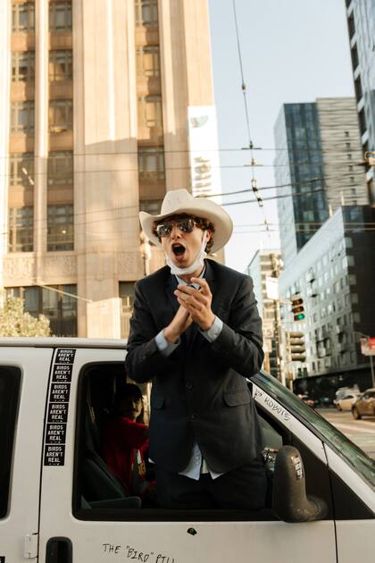 Peter McIndoe, creador de Birds Aren't Real. (Madeline Houston via The New York Times)