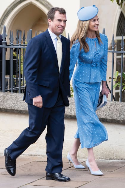 Peter Phillips y su prometida, Harriet Sperling, quien eligió para la ocasión un conjunto de falta y blusa a lunares de Beulah, que complementó con stilettos y clutch de gamuza de Emmy London, fascinator en crêpe con lazo de organza de Jane Taylor y pendientes de perlas y diamantes