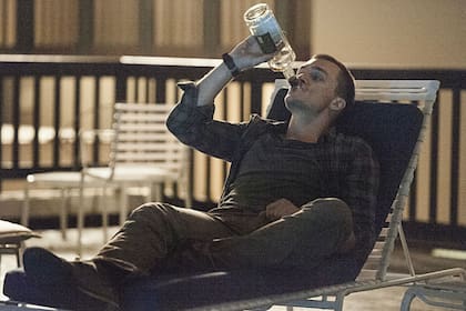 Peter Quinn, ahogando sus traumas en alcohol