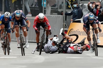 Peter Sagan, izquierda, choca con Caleb Ewan, derecha, durante el sprint hacia la meta en la tercera etapa del Tour de France, en Pontivy