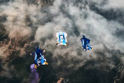 Peter Salzmann con su wingsuit propulsado por dos turbinas eléctricas, puede alcanzar los 300 km/h