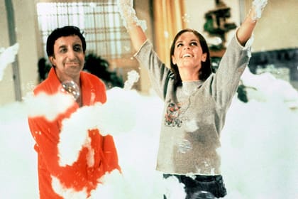 Peter Sellers se luce haciendo humor físico, algo tan brillante como encantador