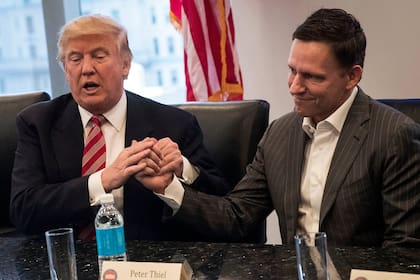 Peter Thiel (a la derecha) apoyó a Trump durante la campaña presidencial
