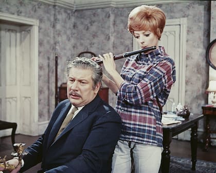 Peter Ustinov y Maggie Smith trabajaron juntos en varios proyectos, entre ellos adaptaciones de Agatha Christie como Muerte en el Nilo y también en comedias como La máquina de hacer millones (1968)