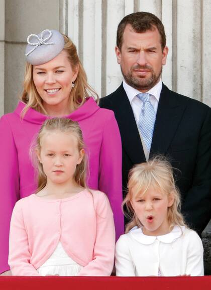 Peter y Autumn con sus hijas, Savannah e Isla, en el balcón del Palacio de Buckingham durante el Trooping the Colour 2019