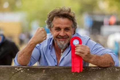 Petersen mostrando la cucarda en la Exposición de Azul