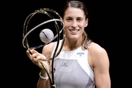 Petkovic se quedó con el título sin jugar y entró entre las diez mejores del mundo