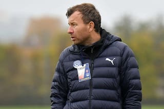 Fue elegido como el mejor DT del fútbol femenino checo, pero descubrieron que filmaba a sus jugadoras en la ducha