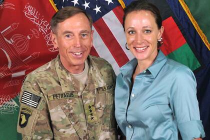 Petraeus, junto con su supuesta amante