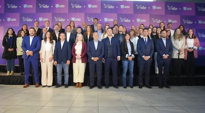 Petri y Cornejo en la presentación de los candidatos de La Libertad Avanza y Cambia Mendoza rumbo a las legislativas del 26 de octubre; la UCR cedió el rojo y blanco por el violeta