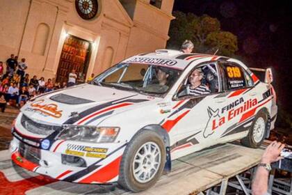 Petrich arriba de su flamante Mitsubishi Lancer, antes de la carrera.