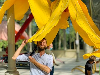 Petrit Halilaj junto a su obra en el Palacio de Cristal