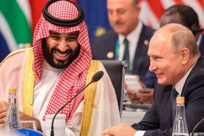 Arabia Saudita y Rusia pusieron en práctica un acuerdo para reducir la producción petrolera desde fines de 2016 pero lo rompieron brevemente en 2020.