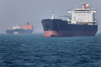 Petroleros anclados en el estrecho de Ormuz, frente a Bandar Abbas, Irán, el sábado 2 de mayo de 2026. (Amirhosein Khorgooi/ISNA vía AP)