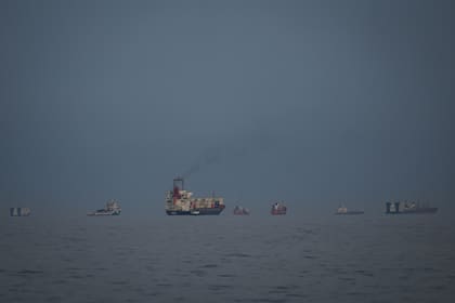 Petroleros y mercantes esperan en el estrecho de Ormuz vistos desde Khor Fakkan, Emiratos Árabes Unidos, el 11 de marzo de 2026.