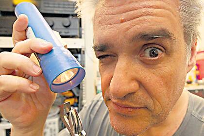 Pettinato, al frente de su programa, en el que combina humor, música y noticias